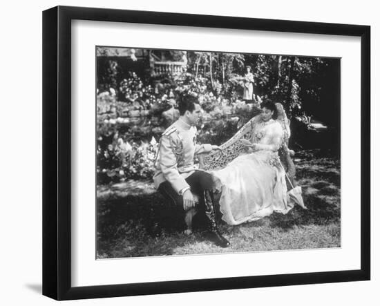 ANNA KARENINA, 1948 directed by JULIEN DUVIVIER Kieron Moore and Vivien Leigh (b/w photo)-null-Framed Photo