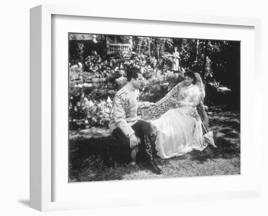 ANNA KARENINA, 1948 directed by JULIEN DUVIVIER Kieron Moore and Vivien Leigh (b/w photo)-null-Framed Photo