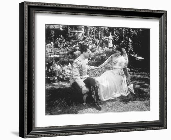 ANNA KARENINA, 1948 directed by JULIEN DUVIVIER Kieron Moore and Vivien Leigh (b/w photo)-null-Framed Photo