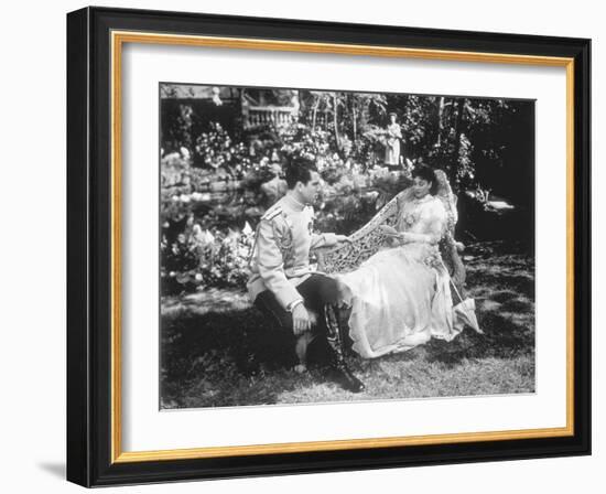 ANNA KARENINA, 1948 directed by JULIEN DUVIVIER Kieron Moore and Vivien Leigh (b/w photo)-null-Framed Photo