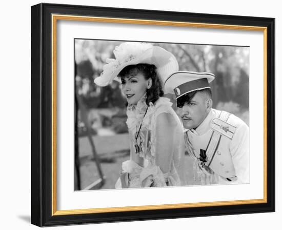 Anna Karenina by Clarence Brown, based on a novel by Leo Tolstoi, with Greta Garbo, Fredric March, -null-Framed Photo