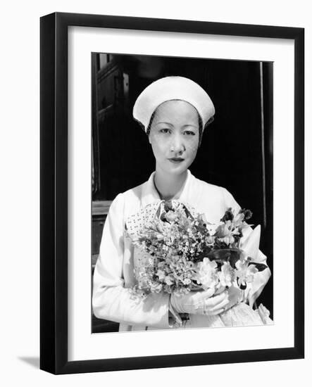 Anna May Wong Arriving in Hollywood in a Travelling Costume of White Herringbone Linen-null-Framed Photo
