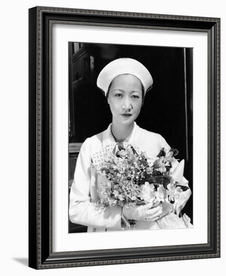 Anna May Wong Arriving in Hollywood in a Travelling Costume of White Herringbone Linen-null-Framed Photo