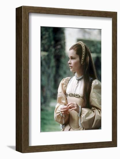 ANNA OF THE THOUSAND DAYS, 1969 directed by CHARLES JARROTT Genevieve Bujold (photo)-null-Framed Photo