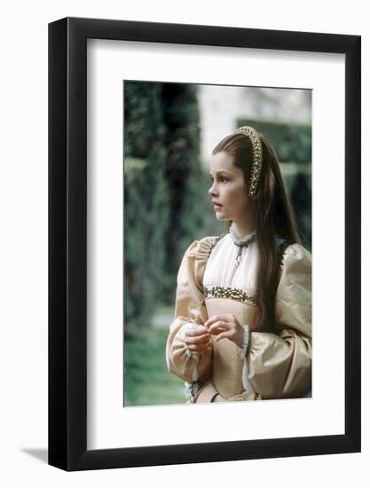 ANNA OF THE THOUSAND DAYS, 1969 directed by CHARLES JARROTT Genevieve Bujold (photo)-null-Framed Photo