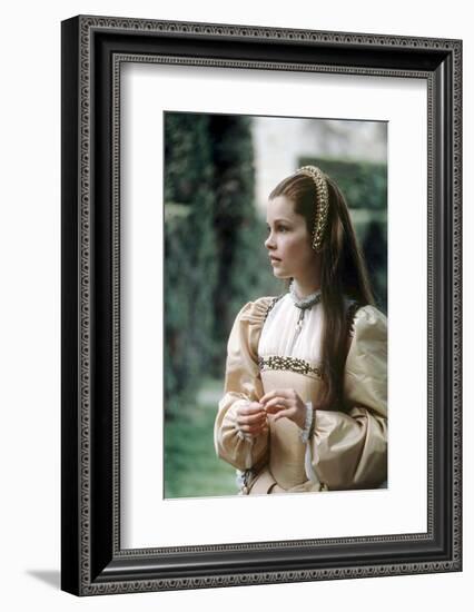 ANNA OF THE THOUSAND DAYS, 1969 directed by CHARLES JARROTT Genevieve Bujold (photo)-null-Framed Photo