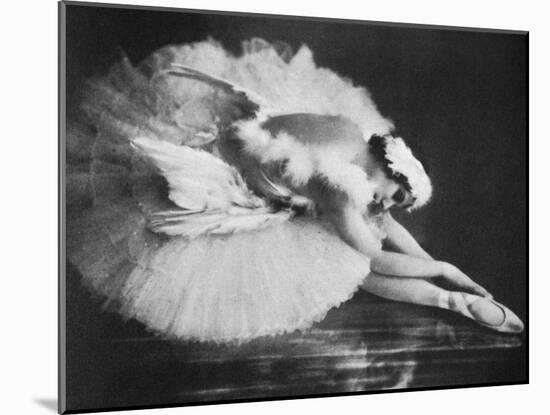 Anna Pavlova in 'The Swan', 20th century-Unknown-Mounted Photographic Print