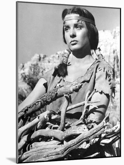 APACHE, 1954 directed by ROBERT ALDRICH Jean Peters (b/w photo)-null-Mounted Photo