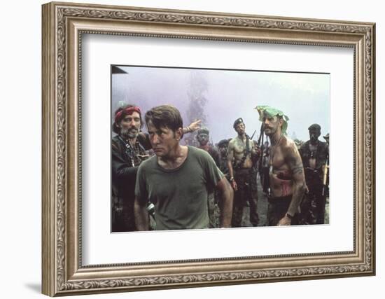 APOCALYPSE NOW, 1979 directed by FRANCIS FORD COPPOLA Dennis Hopper and Martin Sheen (photo)-null-Framed Photo