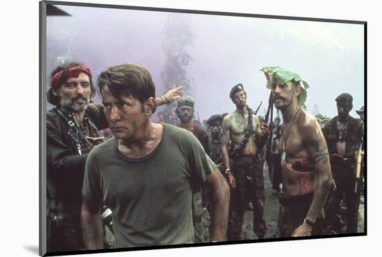 APOCALYPSE NOW, 1979 directed by FRANCIS FORD COPPOLA Dennis Hopper and Martin Sheen (photo)-null-Mounted Photo