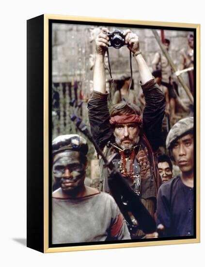 APOCALYPSE NOW, 1979 directed by FRANCIS FORD COPPOLA Dennis Hopper (photo)-null-Framed Stretched Canvas