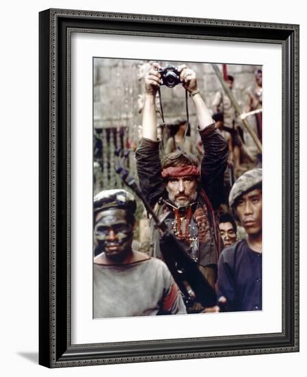 APOCALYPSE NOW, 1979 directed by FRANCIS FORD COPPOLA Dennis Hopper (photo)-null-Framed Photo