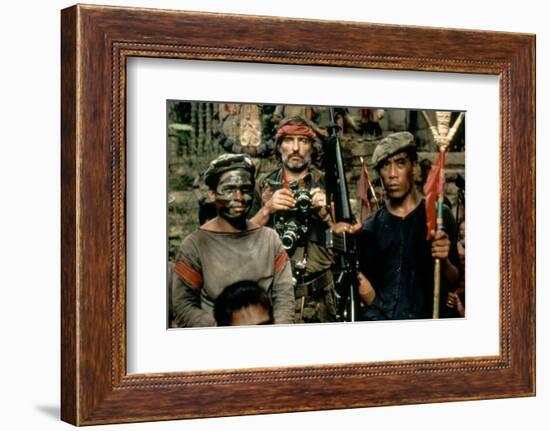 APOCALYPSE NOW, 1979 directed by FRANCIS FORD COPPOLA Dennis Hopper (photo)-null-Framed Photo