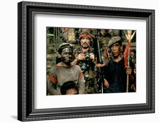 APOCALYPSE NOW, 1979 directed by FRANCIS FORD COPPOLA Dennis Hopper (photo)-null-Framed Photo