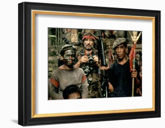 APOCALYPSE NOW, 1979 directed by FRANCIS FORD COPPOLA Dennis Hopper (photo)-null-Framed Photo