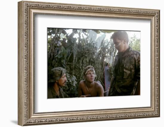 APOCALYPSE NOW, 1979 directed by FRANCIS FORD COPPOLA Frederic Forrest, Sam Bottoms and Martin Shee-null-Framed Photo