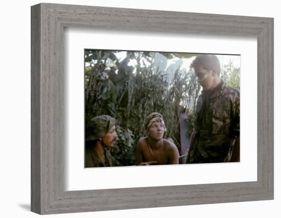 APOCALYPSE NOW, 1979 directed by FRANCIS FORD COPPOLA Frederic Forrest, Sam Bottoms and Martin Shee-null-Framed Photo