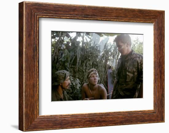 APOCALYPSE NOW, 1979 directed by FRANCIS FORD COPPOLA Frederic Forrest, Sam Bottoms and Martin Shee-null-Framed Photo