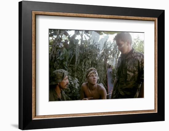 APOCALYPSE NOW, 1979 directed by FRANCIS FORD COPPOLA Frederic Forrest, Sam Bottoms and Martin Shee-null-Framed Photo