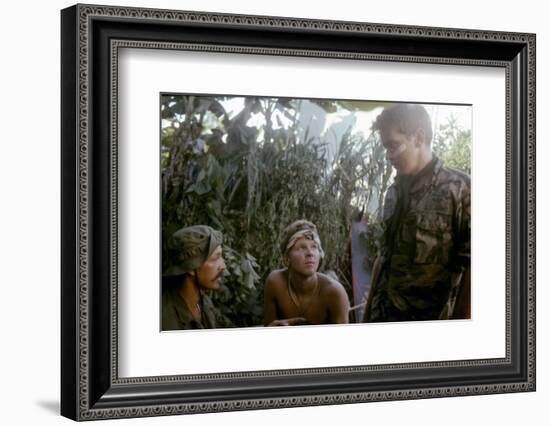 APOCALYPSE NOW, 1979 directed by FRANCIS FORD COPPOLA Frederic Forrest, Sam Bottoms and Martin Shee-null-Framed Photo