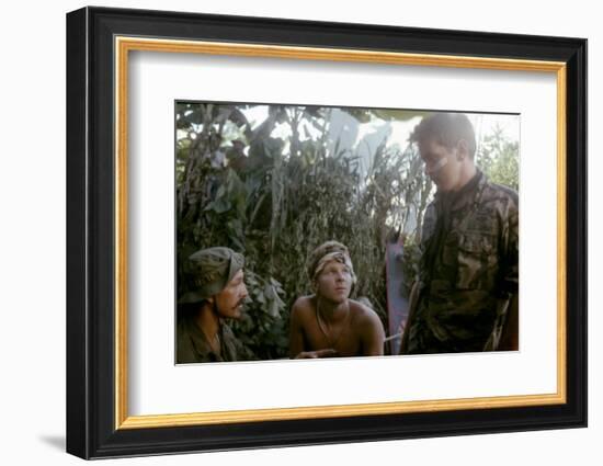 APOCALYPSE NOW, 1979 directed by FRANCIS FORD COPPOLA Frederic Forrest, Sam Bottoms and Martin Shee-null-Framed Photo