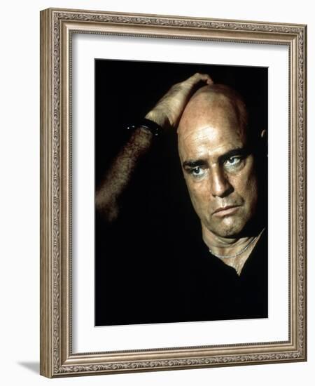 APOCALYPSE NOW, 1979 directed by FRANCIS FORD COPPOLA Marlon Brando (photo)-null-Framed Photo