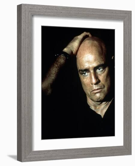 APOCALYPSE NOW, 1979 directed by FRANCIS FORD COPPOLA Marlon Brando (photo)-null-Framed Photo