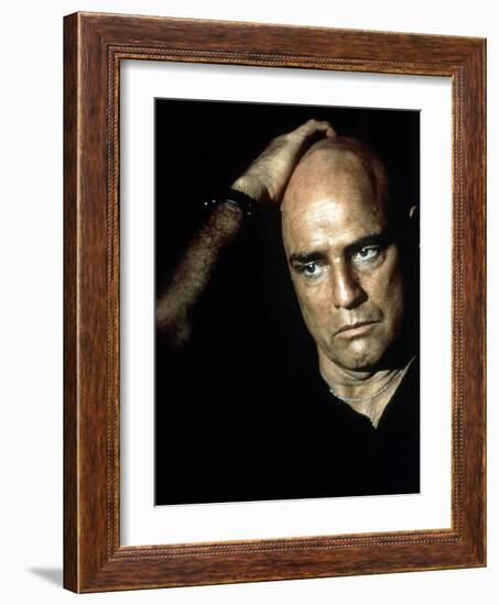 APOCALYPSE NOW, 1979 directed by FRANCIS FORD COPPOLA Marlon Brando (photo)-null-Framed Photo