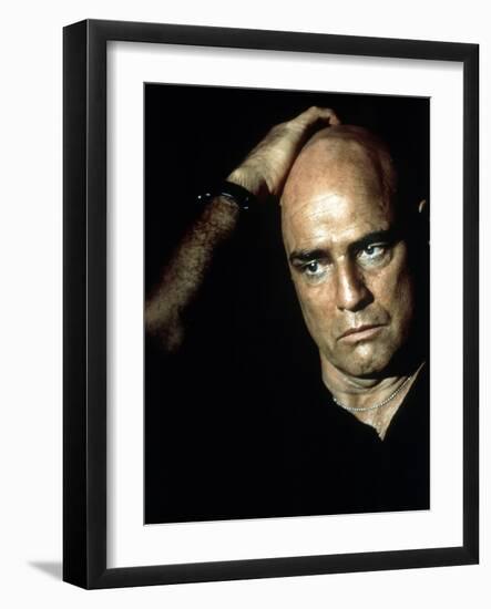 APOCALYPSE NOW, 1979 directed by FRANCIS FORD COPPOLA Marlon Brando (photo)-null-Framed Photo