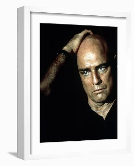 APOCALYPSE NOW, 1979 directed by FRANCIS FORD COPPOLA Marlon Brando (photo)-null-Framed Photo