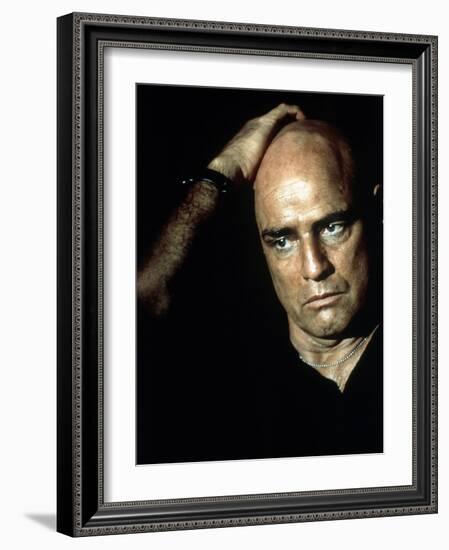 APOCALYPSE NOW, 1979 directed by FRANCIS FORD COPPOLA Marlon Brando (photo)-null-Framed Photo