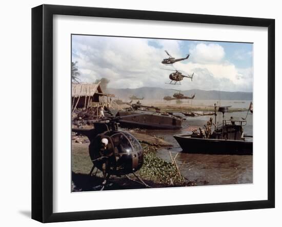 APOCALYPSE NOW, 1979 directed by FRANCIS FORD COPPOLA (photo)-null-Framed Photo