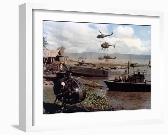 APOCALYPSE NOW, 1979 directed by FRANCIS FORD COPPOLA (photo)-null-Framed Photo