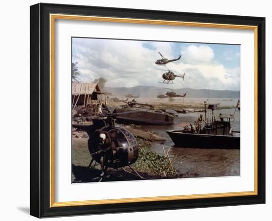 APOCALYPSE NOW, 1979 directed by FRANCIS FORD COPPOLA (photo)-null-Framed Photo