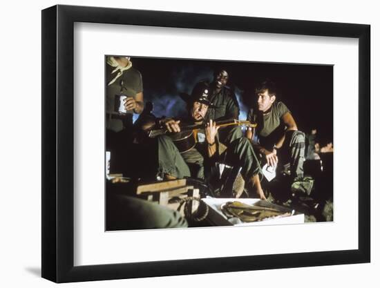 APOCALYPSE NOW, 1979 directed by FRANCIS FORD COPPOLA Robert Duvall and Martin Sheen (photo)-null-Framed Photo