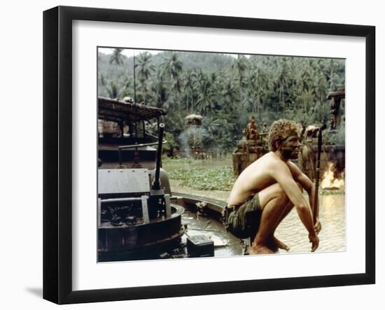 APOCALYPSE NOW, 1979 directed by FRANCIS FORD COPPOLA Sam Bottoms (photo)-null-Framed Photo