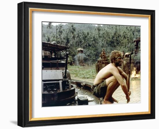 APOCALYPSE NOW, 1979 directed by FRANCIS FORD COPPOLA Sam Bottoms (photo)-null-Framed Photo