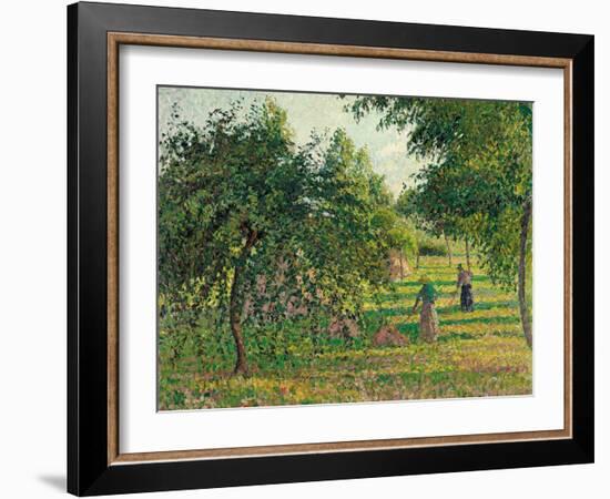 Apple Trees and Hay Makers at Eragny (Pommiers et Faneuses, Eragny). 1895-Camille Pissarro-Framed Giclee Print