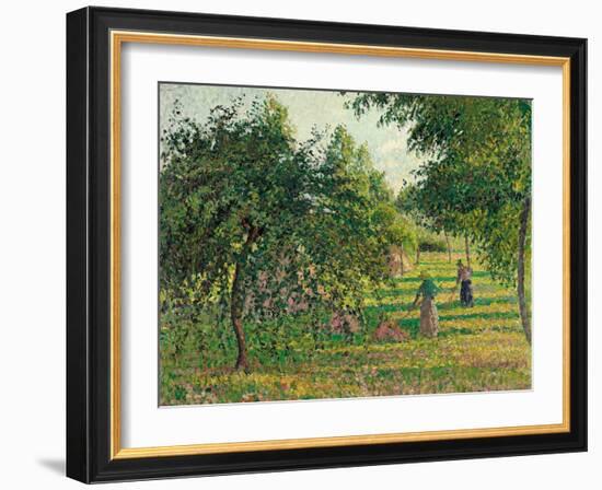 Apple Trees and Hay Makers at Eragny (Pommiers et Faneuses, Eragny). 1895-Camille Pissarro-Framed Giclee Print