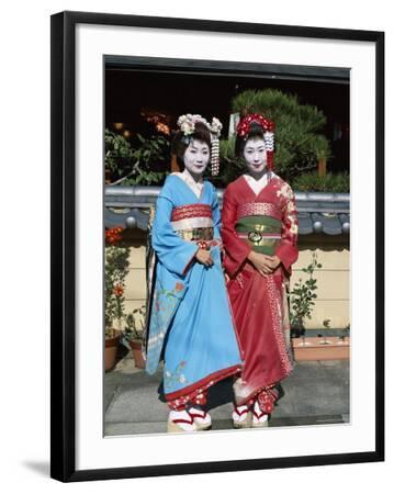 regeringstid pensionist Sølv Apprentice Geisha (Maiko), Women Dressed in Traditional Costume, Kimono,  Kyoto, Honshu, Japan' Photographic Print | Art.com