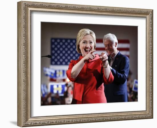 APTOPIX DEM 2016 Clinton-John Locher-Framed Photographic Print