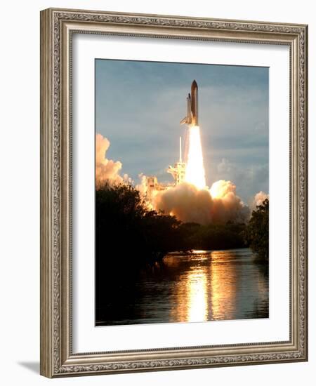 APTOPIX Space Shuttle-Paul Kizzle-Framed Photographic Print