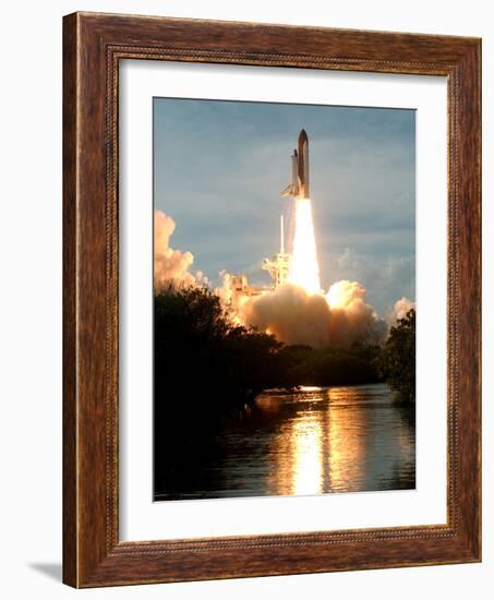 APTOPIX Space Shuttle-Paul Kizzle-Framed Photographic Print