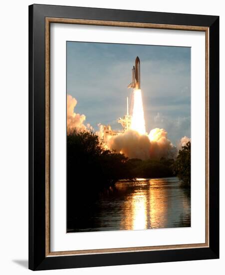 APTOPIX Space Shuttle-Paul Kizzle-Framed Photographic Print