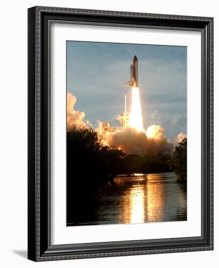 APTOPIX Space Shuttle-Paul Kizzle-Framed Photographic Print