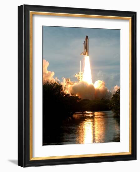 APTOPIX Space Shuttle-Paul Kizzle-Framed Photographic Print