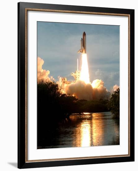 APTOPIX Space Shuttle-Paul Kizzle-Framed Photographic Print