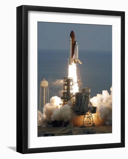 APTOPIX Space Shuttle-Chris O'Meara-Framed Photographic Print