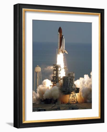 APTOPIX Space Shuttle-Chris O'Meara-Framed Photographic Print