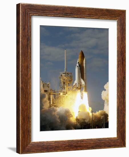 APTOPIX Space Shuttle-John Raoux-Framed Photographic Print